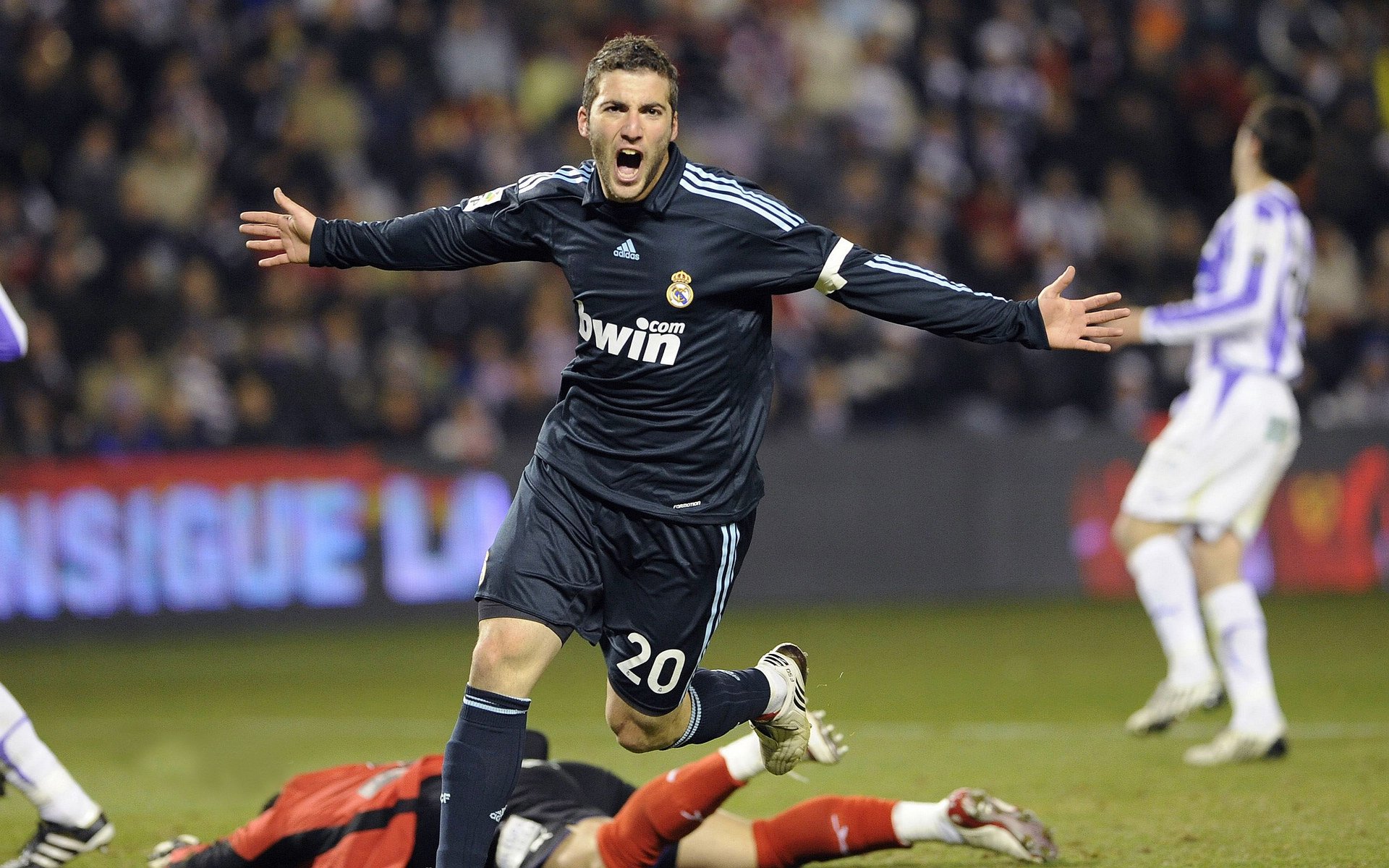 九游娱乐官方-冠军球队球员参与校园足球普及活动助力青训发展,校园足球冠军杯